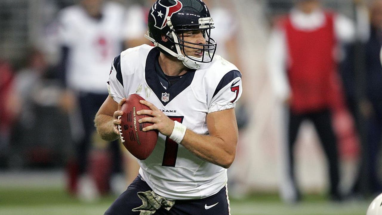 University of Houston Cougars quarterback Case Keenum (7) looks to