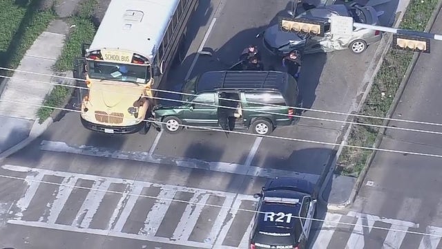 Houston ISD school bus, 2 other vehicles involved in crash at Reed, Jutland