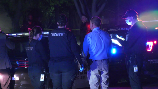 Gunfight on Fort Bend ISD school parking lot ends with 1 dead, another injured