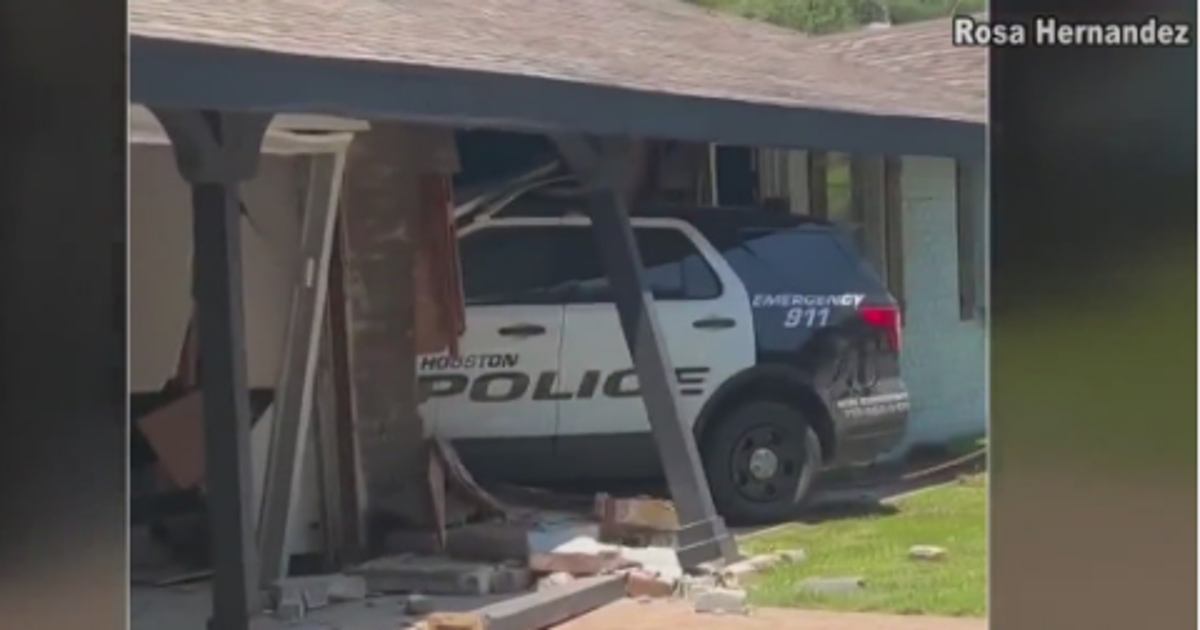 Houston police chase ends with officer, suspect crashing into houses ...