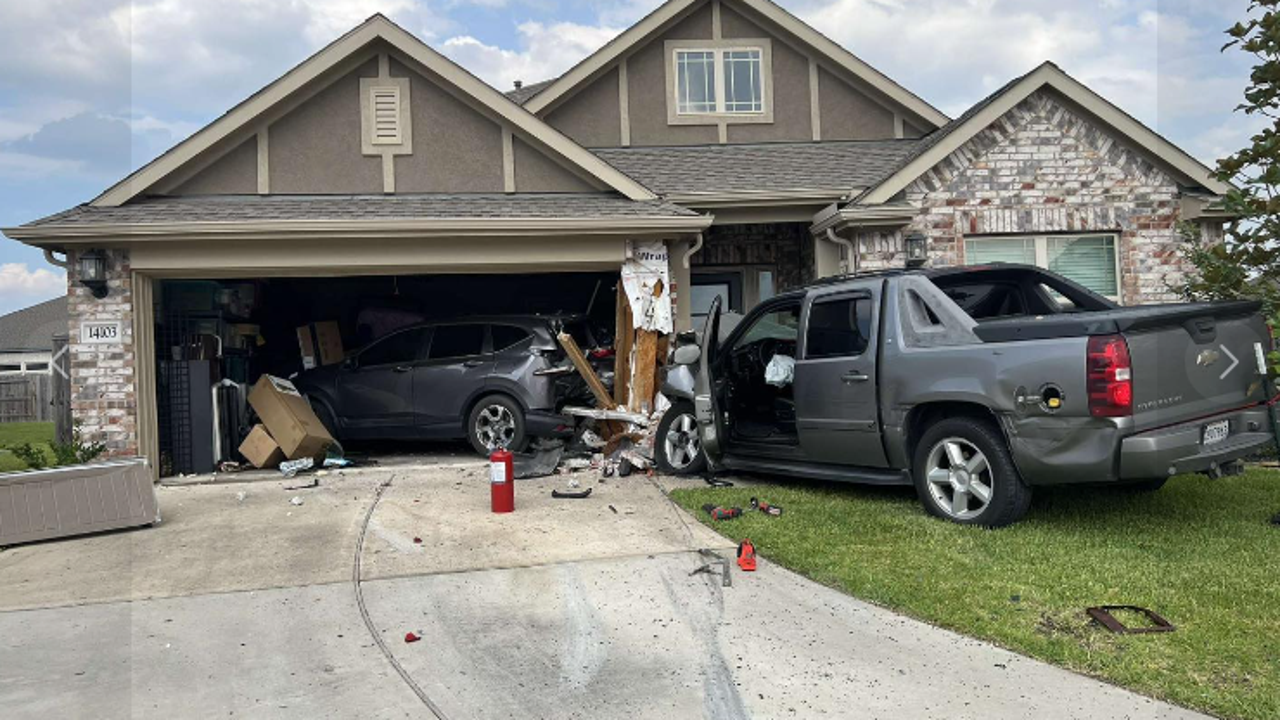 Vehicle crashes into Brazoria County home, authorities investigating