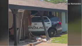 Houston police chase ends with officer, suspect crashing into houses