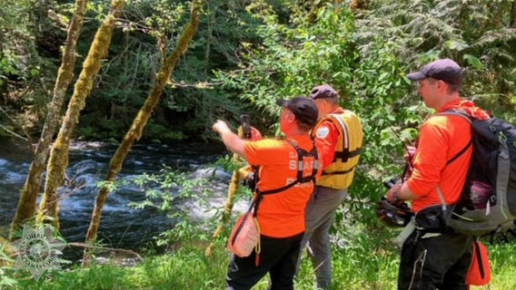 2 brothers presumed dead in Oregon after raft flips on river