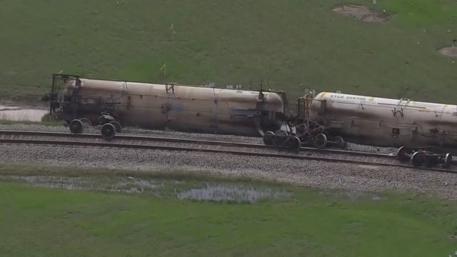 Train cars derail in SE Harris County near Port Road, N Hwy 146