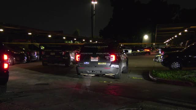 Deadly Houston shooting during possible robbery at apartment complex on S. Green Drive