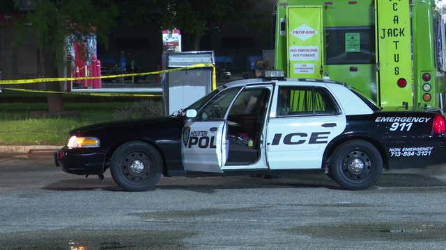 Houston shooting near taco truck on W Bellfort Blvd leaves man hospitalized