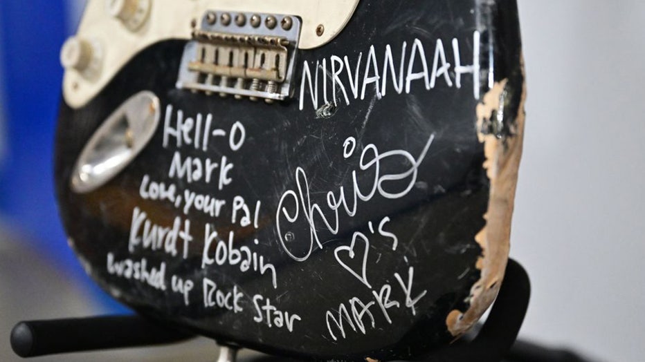 Kurt-Cobain-smashed-Fender-Stratocaster2.jpg