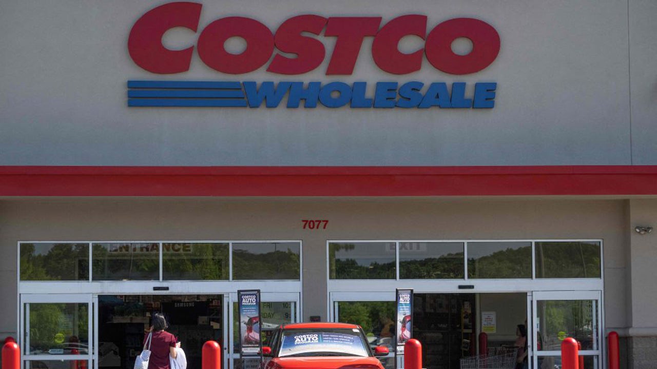 Costco S Sleeper Sofa Goes Viral Igniting Debate Among Shoppers Such   GettyImages 1257890588 