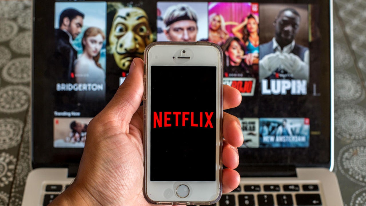 How to stream netflix hot sale from phone to laptop