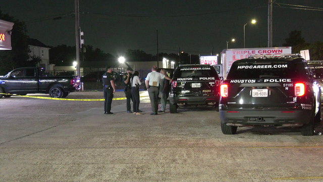 Houston crime: Pregnant woman shot at least 3 times at liquor store