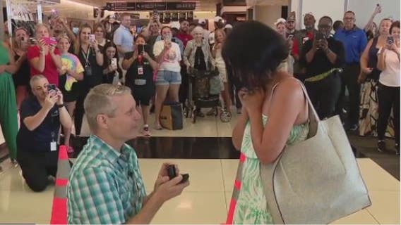 Houston love: Man pulls off epic surprise proposal in the middle of Hobby Airport
