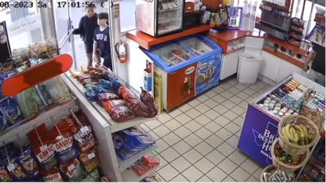 Houston crime: 3 teens gang up on store clerk, steal several items