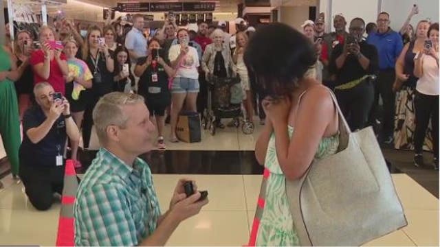 Houston love: Man pulls off epic surprise proposal in the middle of Hobby Airport