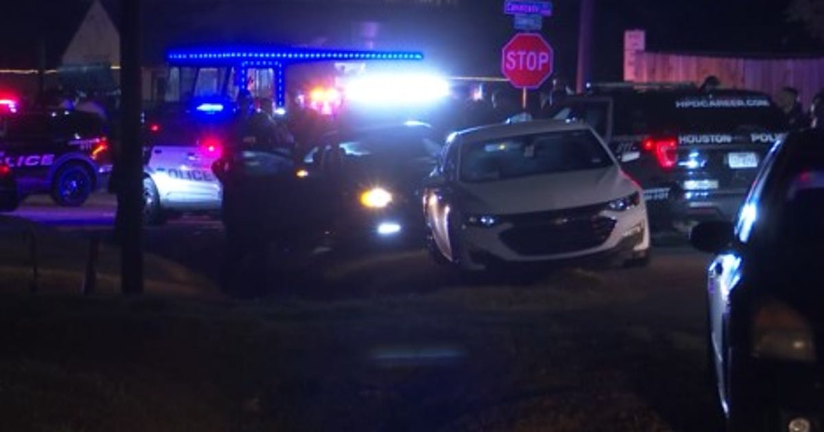 Houston police leave felony standoff after crowd defending man becomes ...