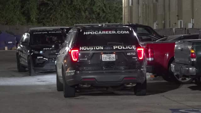 Houston man shot while walking to apartment on Broadway