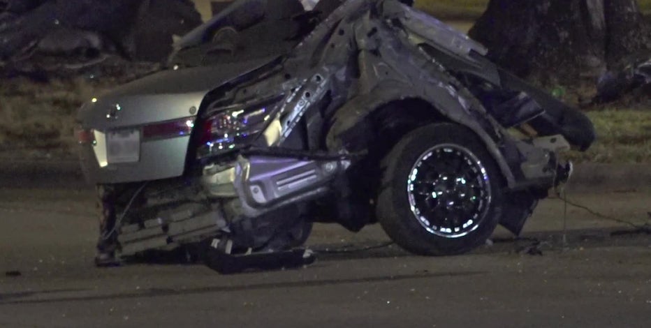 Houston crash: 1 dead, 1 injured after car crashes into tree on S