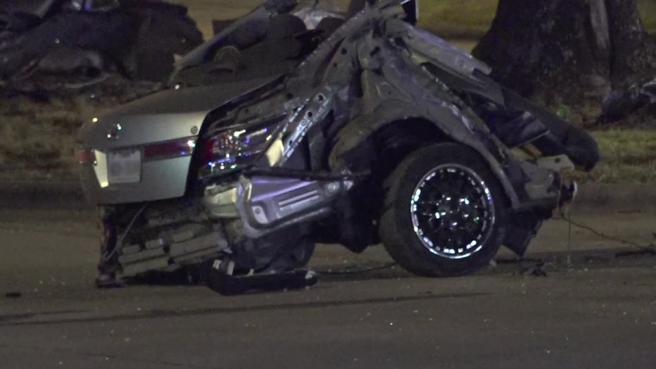 Houston crash: 1 dead, 1 injured after car crashes into tree on S. Dairy  Ashford