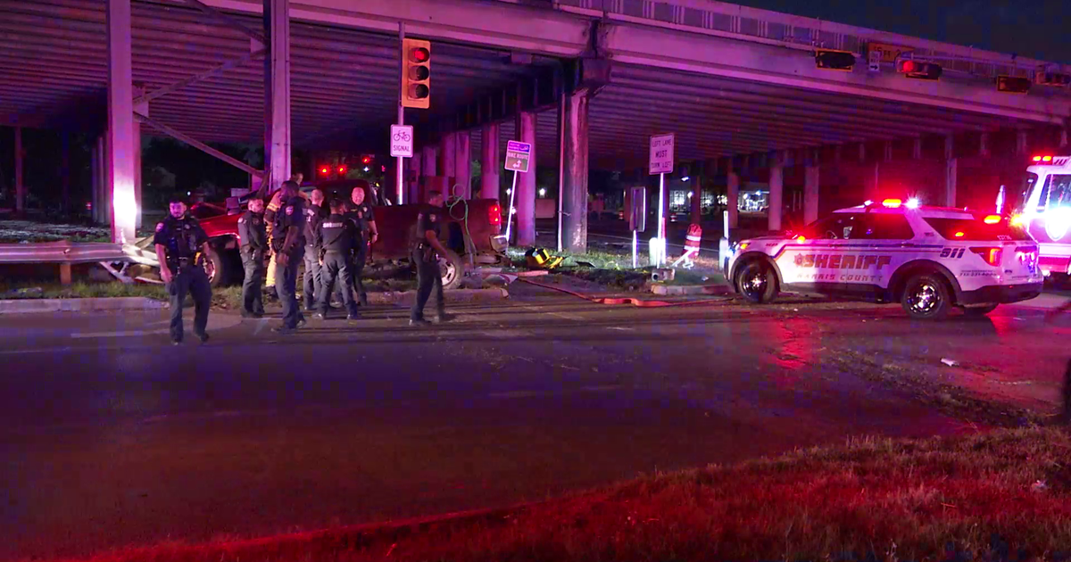 Harris County chase ends with crash into pillars, at least 1 confirmed ...