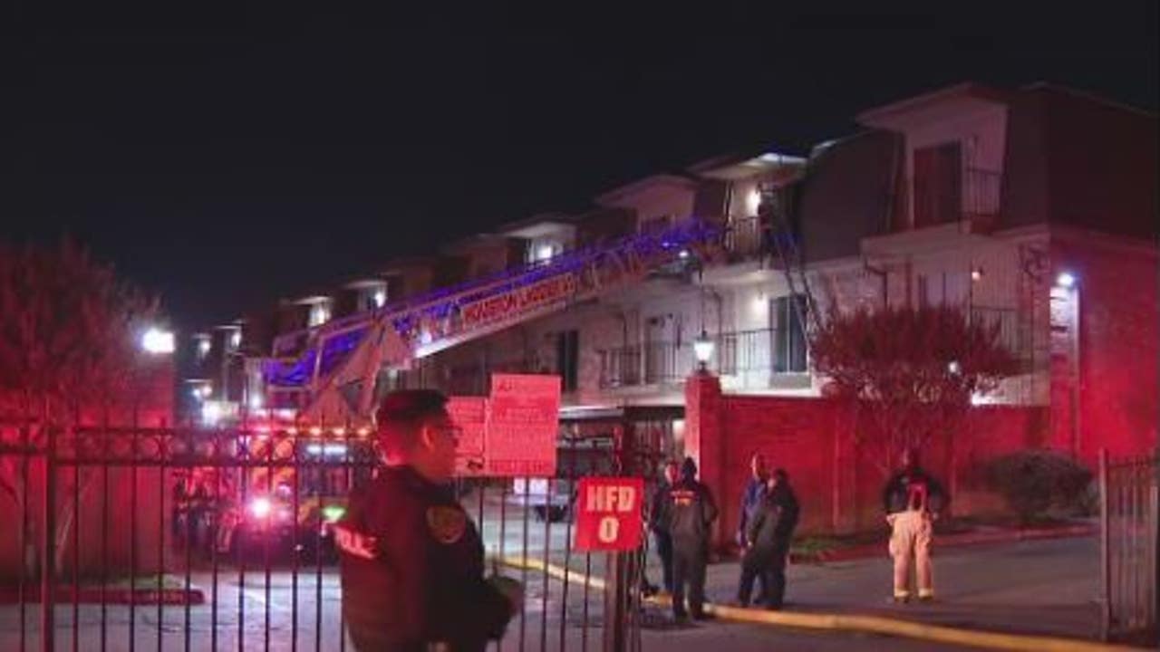 1 dead in Houston apartment fire on Dunlap, cause under investigation