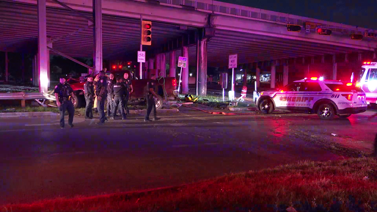 Harris County chase ends with crash into pillars, at least 1 confirmed dead
