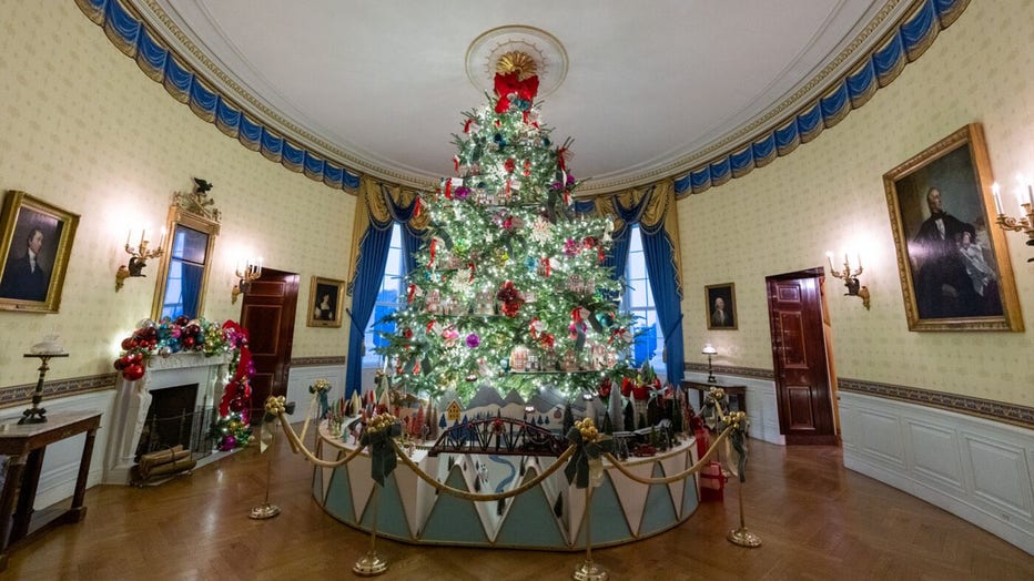 WhiteHouseChristmasDecor3.jpg