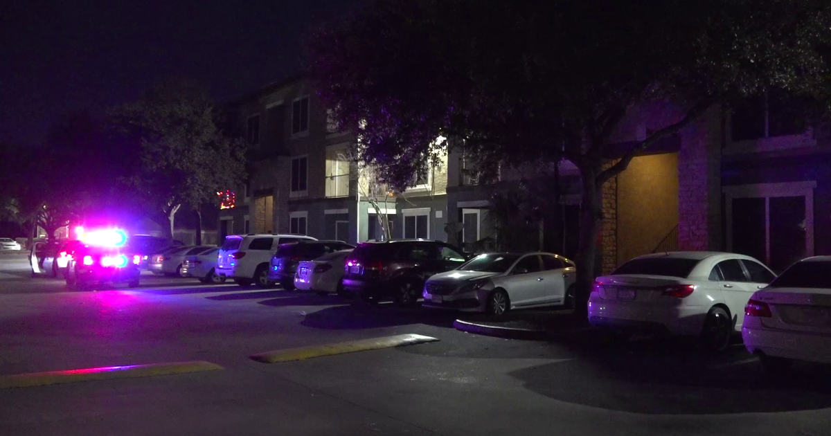 Houston crime: Man shot while walking with group in apartment complex ...
