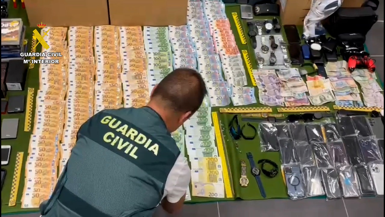 14 airport workers accused of stealing from checked luggage, Spanish police say - Vimarsana News
