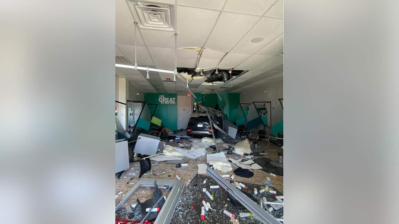 SUV crashes into Great Clips on Louetta in Harris County; 2 taken to hospital - Vimarsana News
