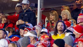 Taylor Swift cheers for Travis Kelce at Chiefs game