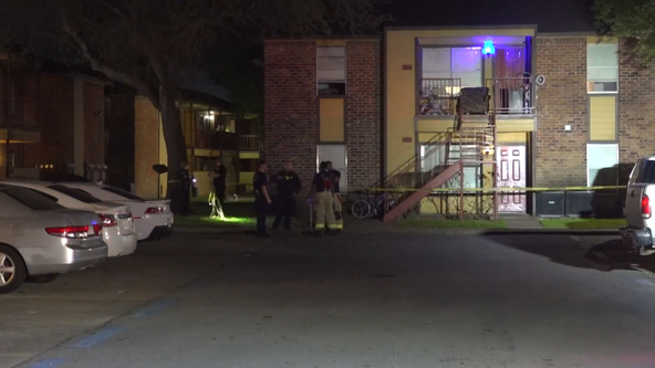 Woman flees with two kids after shooting two men inside Houston apartment