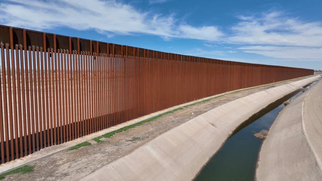 Supreme Court extends block on Texas law that would allow police to arrest migrants