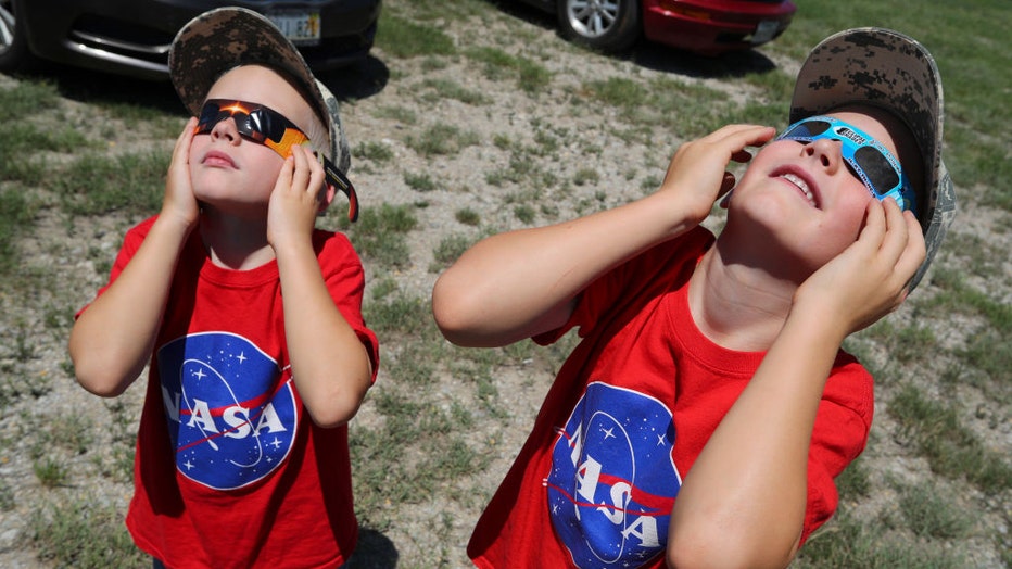 Kids-viewing-eclipse.jpg