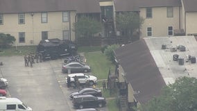 Man barricaded in Houston apartment on Reims; police respond