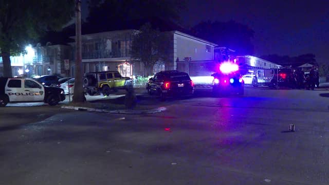 Houston woman accused of shooting man, barricading herself in apartment on Lazy Hollow