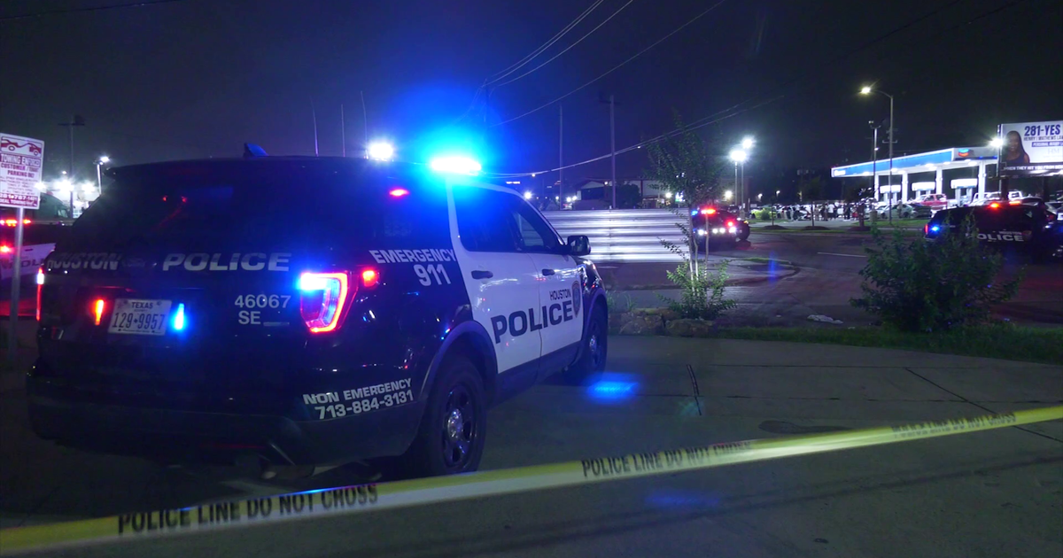 Houston Foot Locker Parking Lot shooting: At least 3 shot in drive-by ...