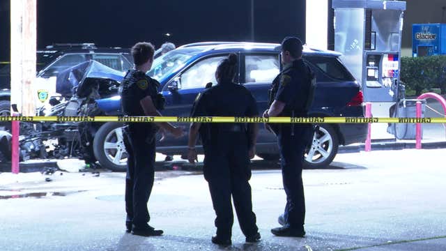 Houston crime: Man found dead from gunshot after car crashes into gas pumps on Creekbend Drive
