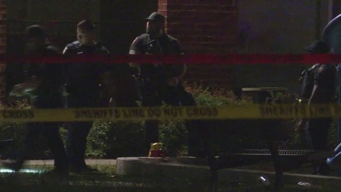 Harris County deputies shoot 18-year-old at apartment complex