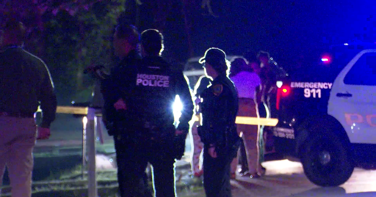 Houston crime: Man found dead with gunshot wound in intersection | FOX ...