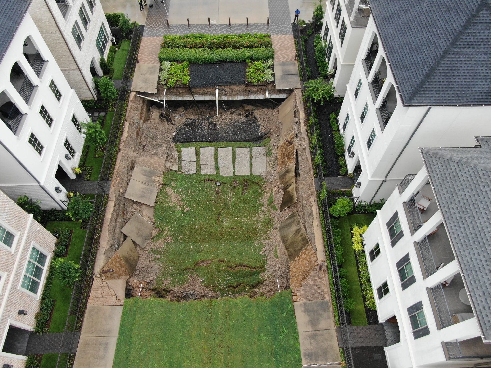 Sink hole evacuates 8 homes on Sutherland Terrace Place: HFD on the scene