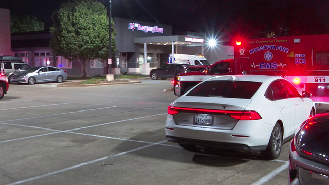 Houston crime: Car ramming leads to multiple stabbings at apartment complex