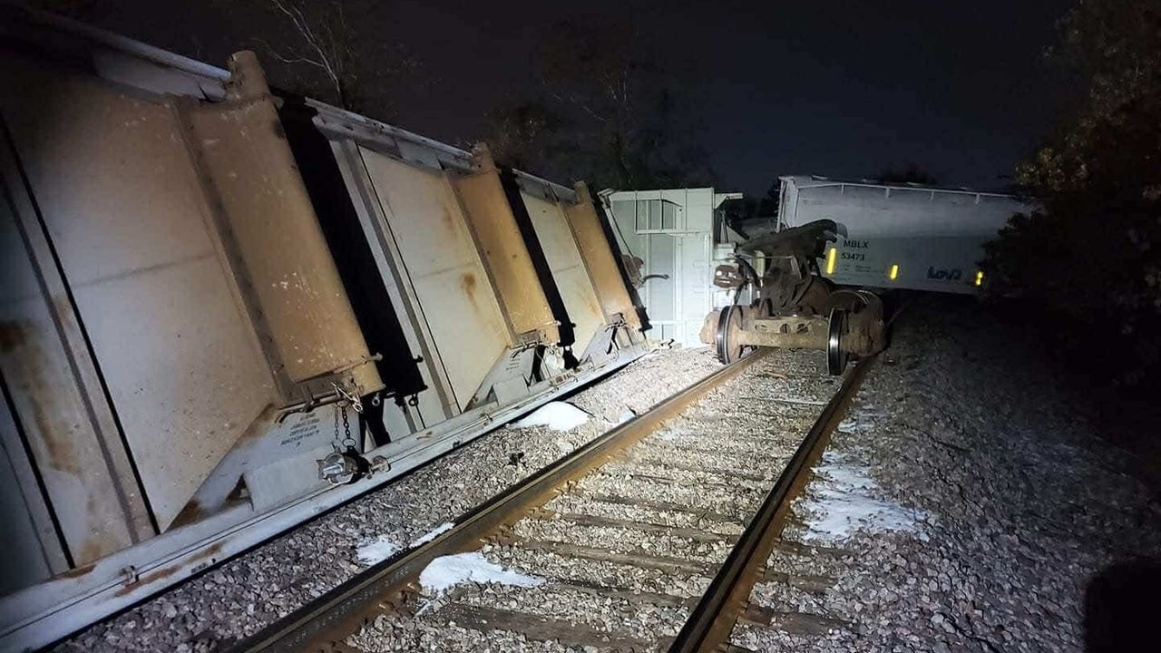 2 trains collide in East Harris County, estimated 12 box cars