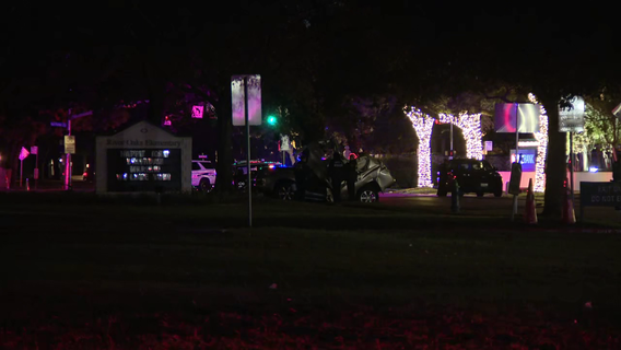 Houston River Oaks crash leaves 2 dead, 1 hospitalized