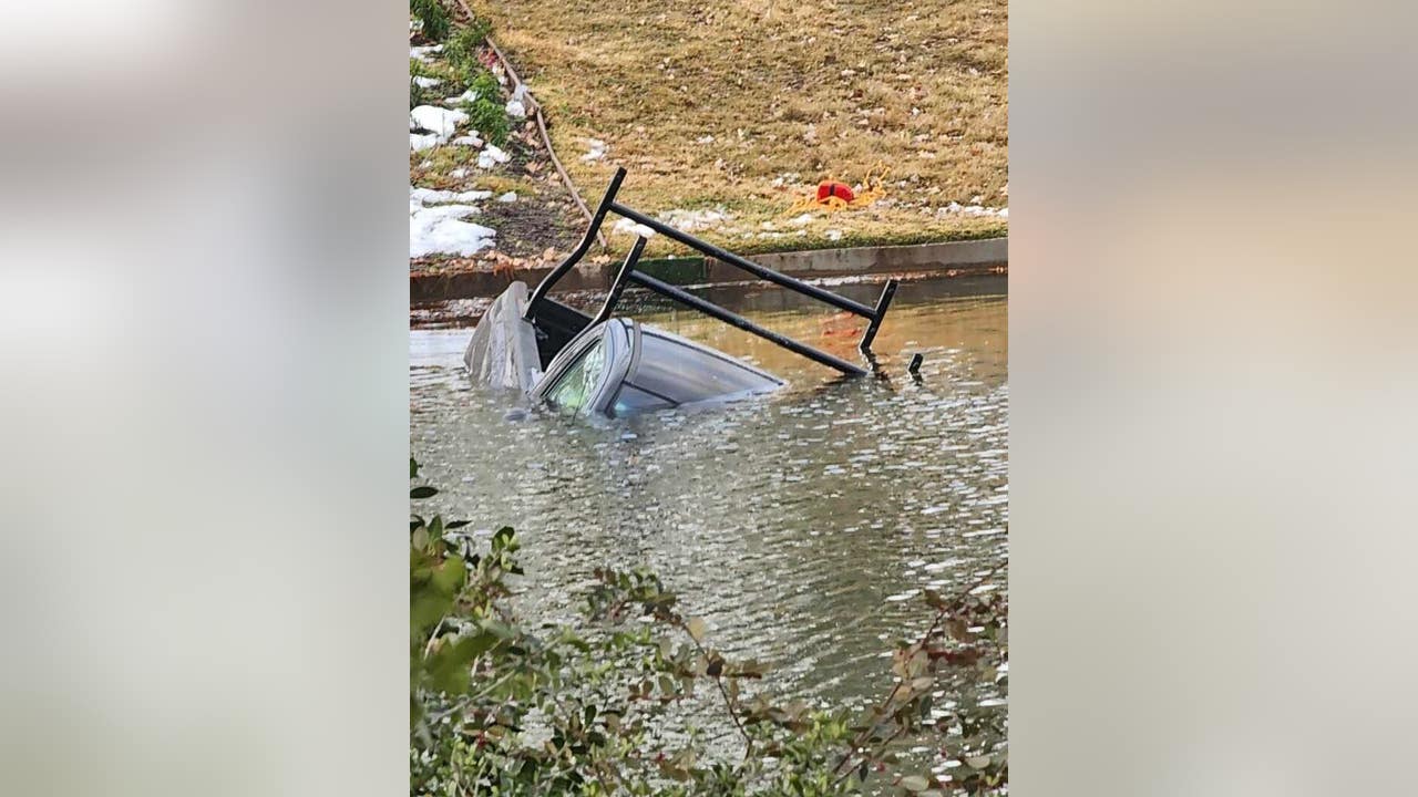 Body of 83-year-old man found inside vehicle submerged in Houston golf course pond