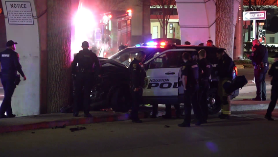 2 Houston police officers hospitalized after crashing into pillar