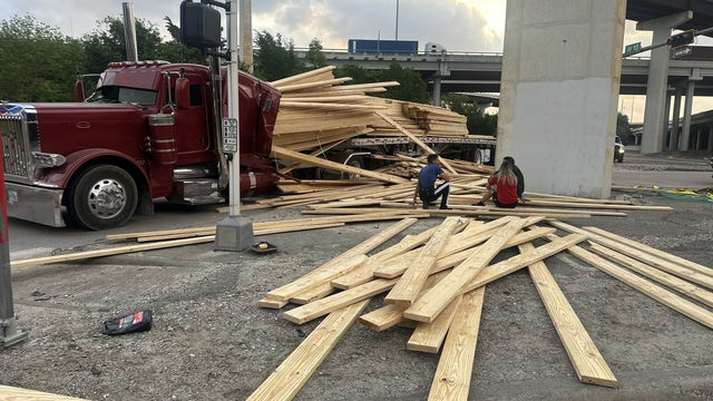 I-10 East crash: 18-wheeler loses lumber cargo, lanes closed
