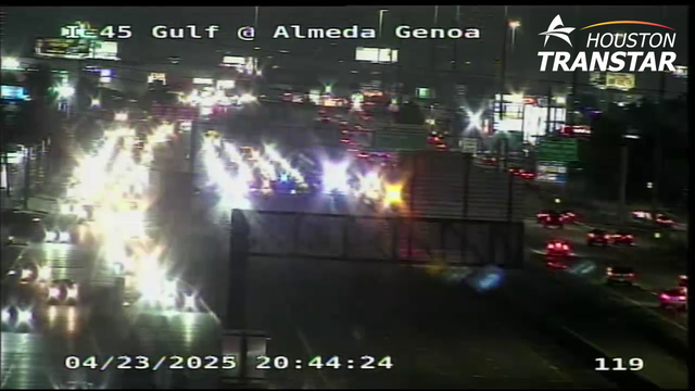 Houston crash: Major crash shuts down Gulf Freeway before Almeda Genoa Road, 4 vehicles involved