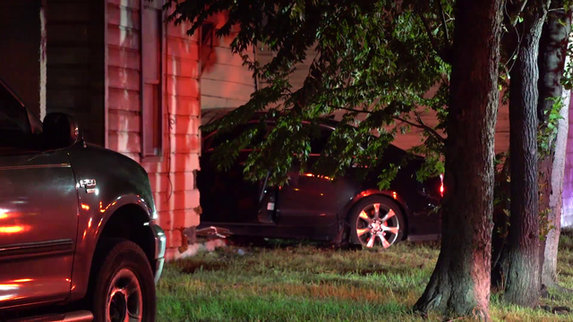 Northwest Houston: Suspect crashes into home during chase, injuring man inside, police say