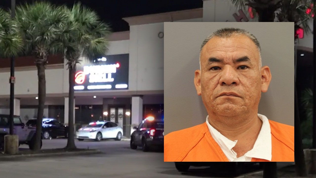 Houston man chased girlfriend inside restaurant before stabbing her, police say