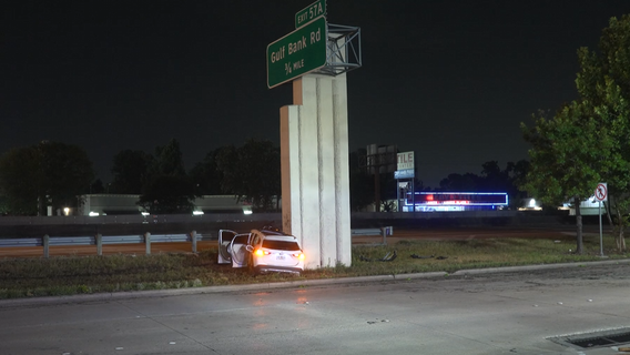 One dead, one injured in early morning North Freeway crash