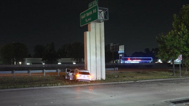 One dead, one injured in early morning North Freeway crash
